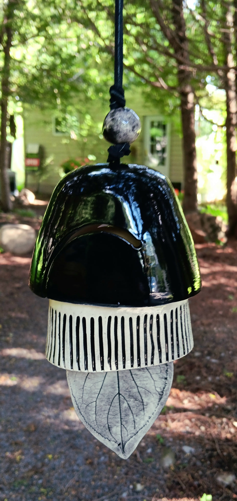 Double Bell, Leaf clapper