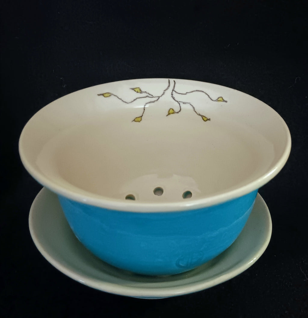 Kitchen: Berry Bowl (Mini Colander) & Dish - 1